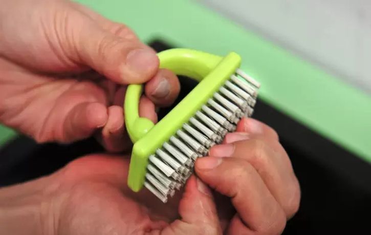 Pak Mane Finger Tip Body Brush